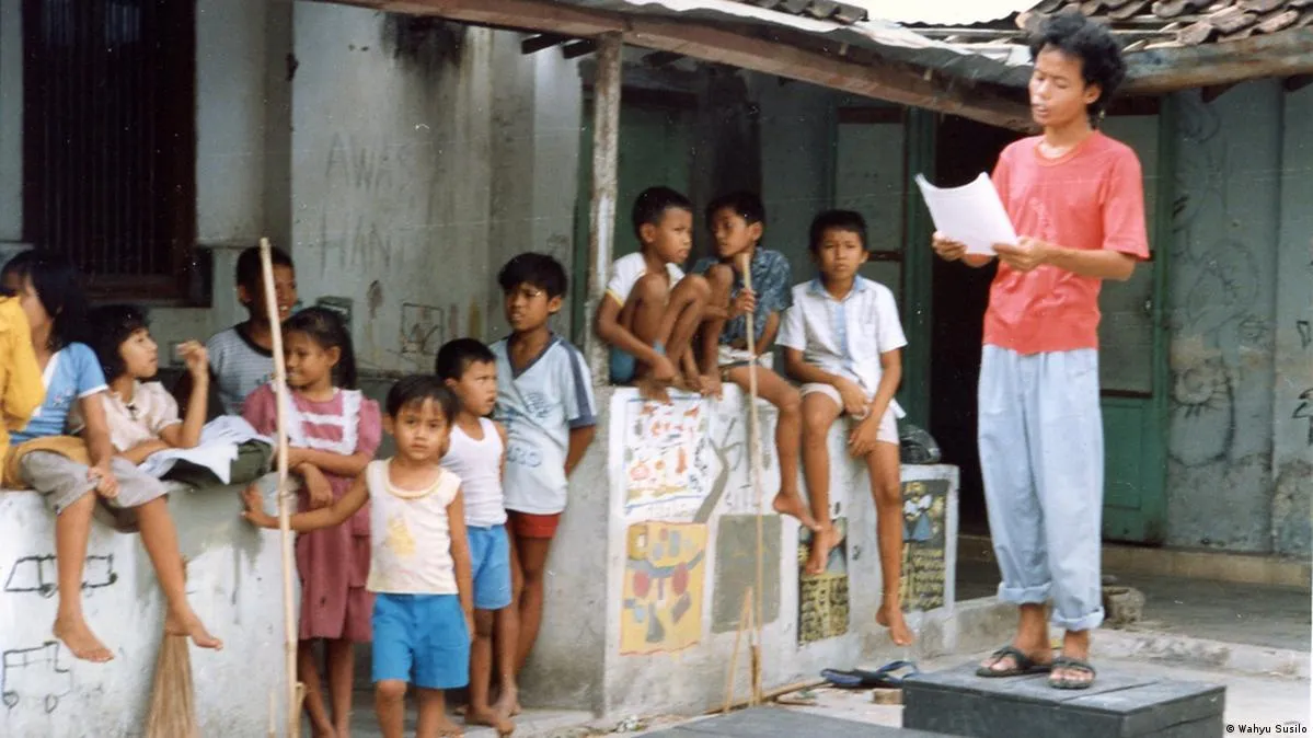 Wiji Thukul dan anak-anak Sanggar Suka Banjir